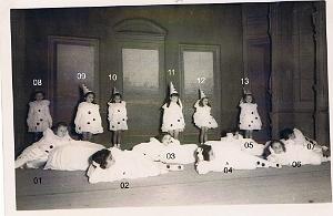 PATRONAGE ORAN DES SOEURS TRINITAIRES DE SAINT LOUIS 19XX SCENE LES PIERROTS  001